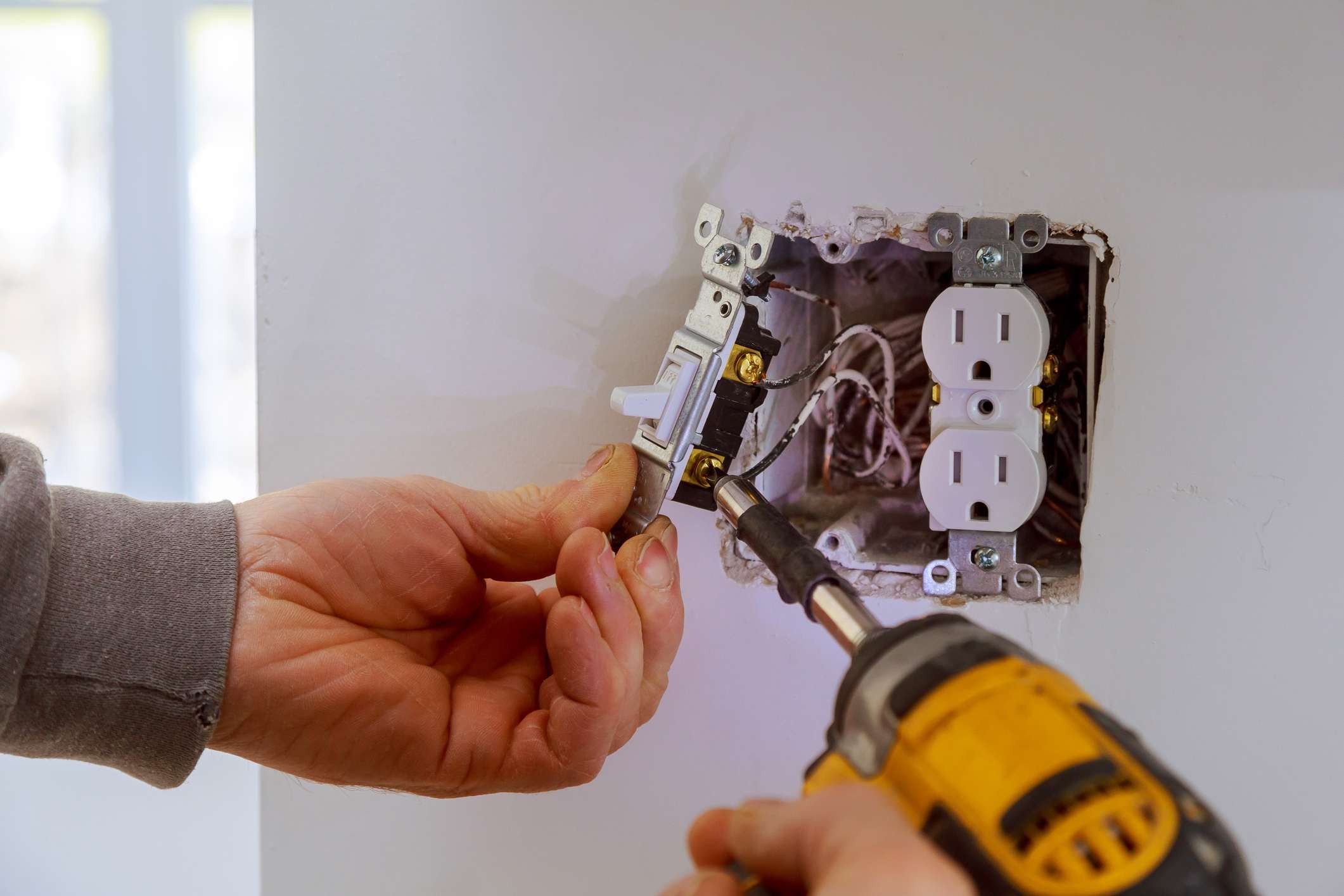 hands of an electrician